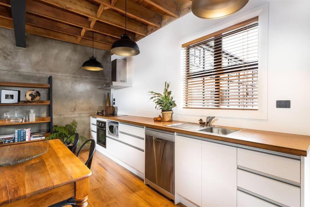 Apartment 4 - Haddin Court - Chic Ny Loft Style Бленхайм Екстериор снимка