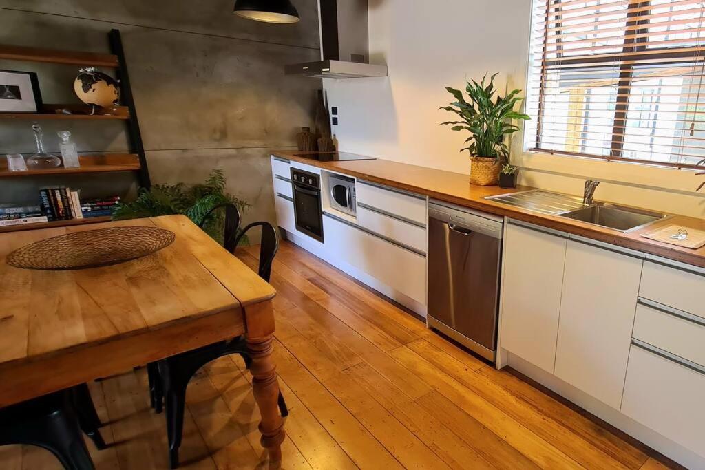 Apartment 4 - Haddin Court - Chic Ny Loft Style Бленхайм Екстериор снимка
