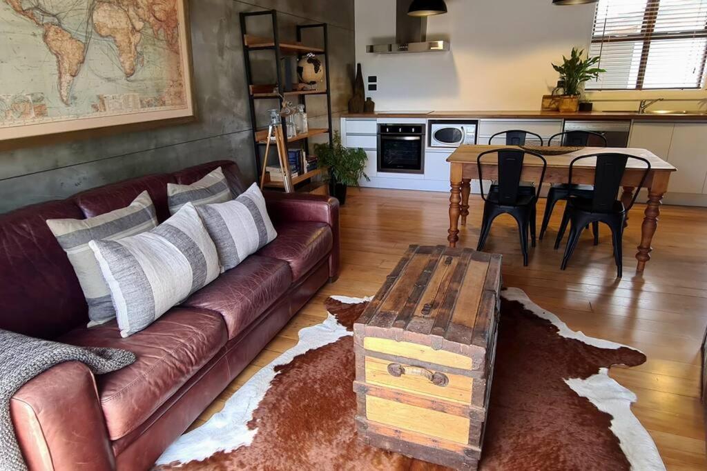 Apartment 4 - Haddin Court - Chic Ny Loft Style Бленхайм Екстериор снимка